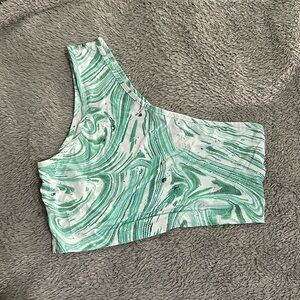 Super cute one shoulder top!